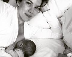 Chrissy Teigen breastfeeding 'twins' courts controversy - BBC News