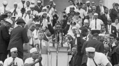 Bayard Rustin habla desde el monumento a Lincoln.