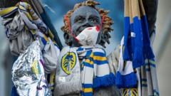 Статуя у стадиона Leeds