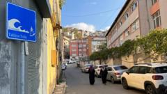 İstanbul'un Beyoğlu ilçesinde Hasköy semtindeki bir tsunami uyarı tabelası