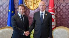 الرئيس التونسي قيس سعيد والرئيس الفرنسي إيمانويل ماكرون في جربة