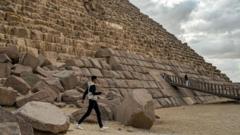 Le projet égyptien controversé de restauration de la pyramide de Mycérinus avec des blocs de granit