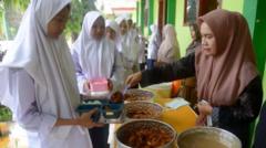 Mengapa program makan bergizi gratis ala Prabowo-Gibran dikhawatirkan tidak tepat sasaran dan 'menggerogoti' anggaran?