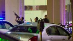 Полиция с оружием направленным вверх