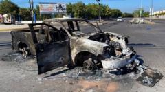 Mobil yang terbakar setelah bentrokan antara aparat keamanan federal dan kelompok bersenjata menyusul penangkapan Ovidio Guzman, tersangka bandar narkoba dan anak "El Chapo" Guzman.