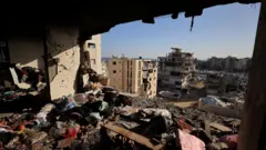Scattered belongings and debris in an apartment building that was hit in an Israeli air strike in Gaza City, northern Gaza (4 June 2026) 