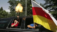 arabadan havaya ateş eden bir erkek