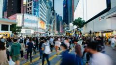 740만 홍콩 주민 중 많은 이들이 험난한 역경에 굴하지 않고 더 나은 삶을 이뤄내겠다는 집단적 결의, 즉 "사자산 정신"이 홍콩의 DNA라고 말한다