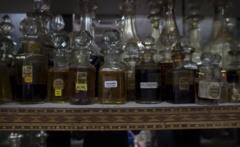 A riot of scents at Delhi's oldest perfumery - BBC News