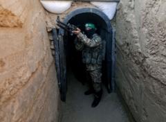 Militante de Hamás armado en la entrada de un túnel.
