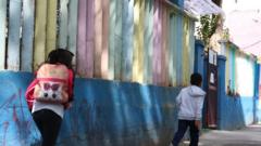 Crianças perto da entrada de escola no Brasil