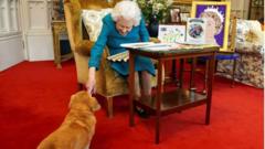 Uma foto divulgada em 4 de fevereiro de 2022 em Londres, e tirada em janeiro, mostra Elizabeth 2ª acariciando Candy, sua dorgi, enquanto ela observa uma exposição de recordações de seus jubileus de ouro e platina no Castelo de Windsor
