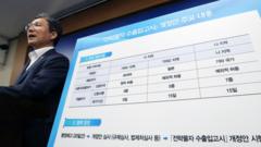 성윤모 산업통상자원부 장관이 12일 정부세종청사 산자부 기자실에서 전략물자 수출입고시 개정 관련 브리핑을 하고 있다