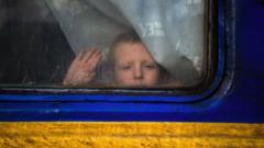 طفل ينظر من نافذة قطار إجلاء في بوكروفسك، في منطقة دونيتسك، في 30 نوفمبر 2022