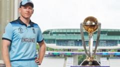 Eoin Morgan and Kane Williamson pose with the World Cup trophy