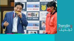 عمدة ياباني يعتذر بعد "عض" ميدالية ذهبية خاصة برياضية