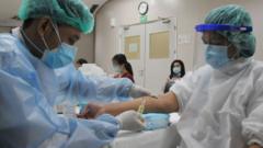 印尼專家呼籲，當地面對新一波變種病毒疫情，當局應該讓醫護人員接種第三劑疫苗，加強保護。