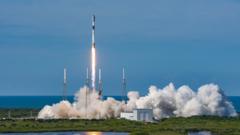 Roketi ya SpaceX iking'oa nanga kutoka Cape Canaveral, ikiwa imebeba setilaiti ya Starlink 