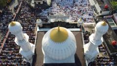 Galeri foto sejumlah komunitas Muslim merayakan Lebaran dan menggelar salat Idulfitri lebih awal