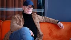 Succession star Cox backs bid to protect theatre