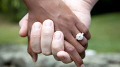 Mani in bianco e nero a un matrimonio