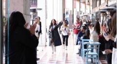 Huda Kattan alkışlanıyor