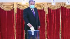 Эмомали Рахмон голосует на избирательном участке в Душанбе, 11 октября 2020 года