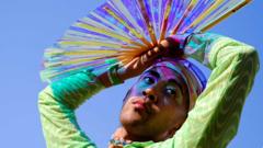 Un juerguista posa para fotos en el festival de música y artes Coachella, en Indio, California, EE. UU., el 24 de abril de 2022