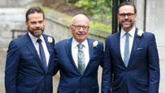 Lachlan Murdoch (solda) ile babası ve kardeşi James Murdoch ile