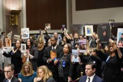 যুক্তরাষ্ট্রের সেনেটের শুনানিতে উপস্থিত পরিবারবর্গ যাদের সদস্যরা সমাজমাধ্যমে হেনস্থার শিকার হয়েছেন।