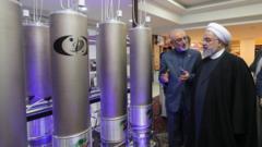 2019년 4월 9일 하산 로하니 이란 대통령(오른쪽)이 테헤란에서 핵기술을 시찰하고 있다
