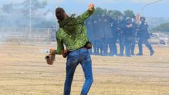 Homem atira objeto contra policiais durante invasão de sedes dos três poderes em Brasília