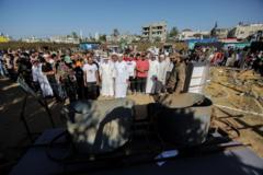 Miembros de Hamás muestran públicamente material utilizado para construir túneles en Gaza.