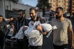 Personas llorando a los muertos del hospital.