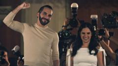 Bukele celebra su victoria junto a su esposa