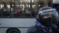 상트페테르부르크에서 경찰과 체포된 시위대의 모습