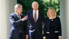Tổng thống Mỹ Joe Biden cùng Thủ tướng Thụy Điển, Magdalena Andersson và Tổng thống Phần Lan, Sauli Niinistö, hôm 19/5/2022