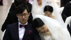 parejas durmiendo en una boda masiva en Corea del Sur, 2017
