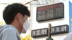국내 신종 코로나바이러스 감염증(코로나19) 백신 접종 완료율이 70%를 넘어선 가운데 25일 오후 서울 시내에 설치된 백신 온도탑에 접종 완료율이 표시되고 있다