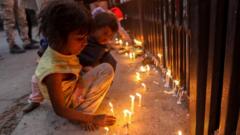 در هند، کودکان در ورودی «صومعه قلب مقدس» در دهلی شمع روشن کردند