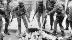 Soldados quemando libros.