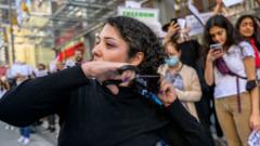 Mujer cortando su cabello en señal de protesta en Nueva York.