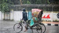 নিম্নচাপের প্রভাবে ঢাকায় বৃষ্টিপাত হচ্ছে। (ফাইল ছবি)