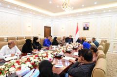 معمر الاریانی (در صدر میز) وزارت اطلاعات، فرهنگ و توریسم یمن را برعهده دارد