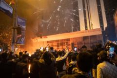 İstanbul'daki protestolarda havaifişekler fırlatıldı