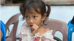 ထိုင်း မူကြိုကျောင်း ပစ်ခတ်ခံရမှုမှာ  အသက်ရှင်ကျန်ရစ်ခဲ့တဲ့ သုံးနှစ်အရွယ် အမ်မီ