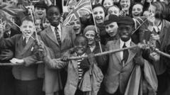 1938年，倫敦最早黑人聚居區布里克斯頓的黑人孩子和白人孩子一起歡迎女王到訪當地。