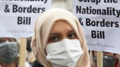 Mujer con máscara protesta contra el proyecto de ley de Nacionalidad y Fronteras