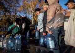 Người dân Kyiv xếp hàng chờ nước