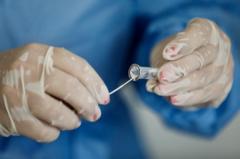 Una enfermera con una muestra de un paciente